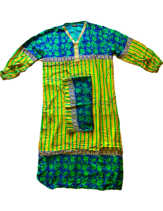 عبايه ملونه مع طرحه