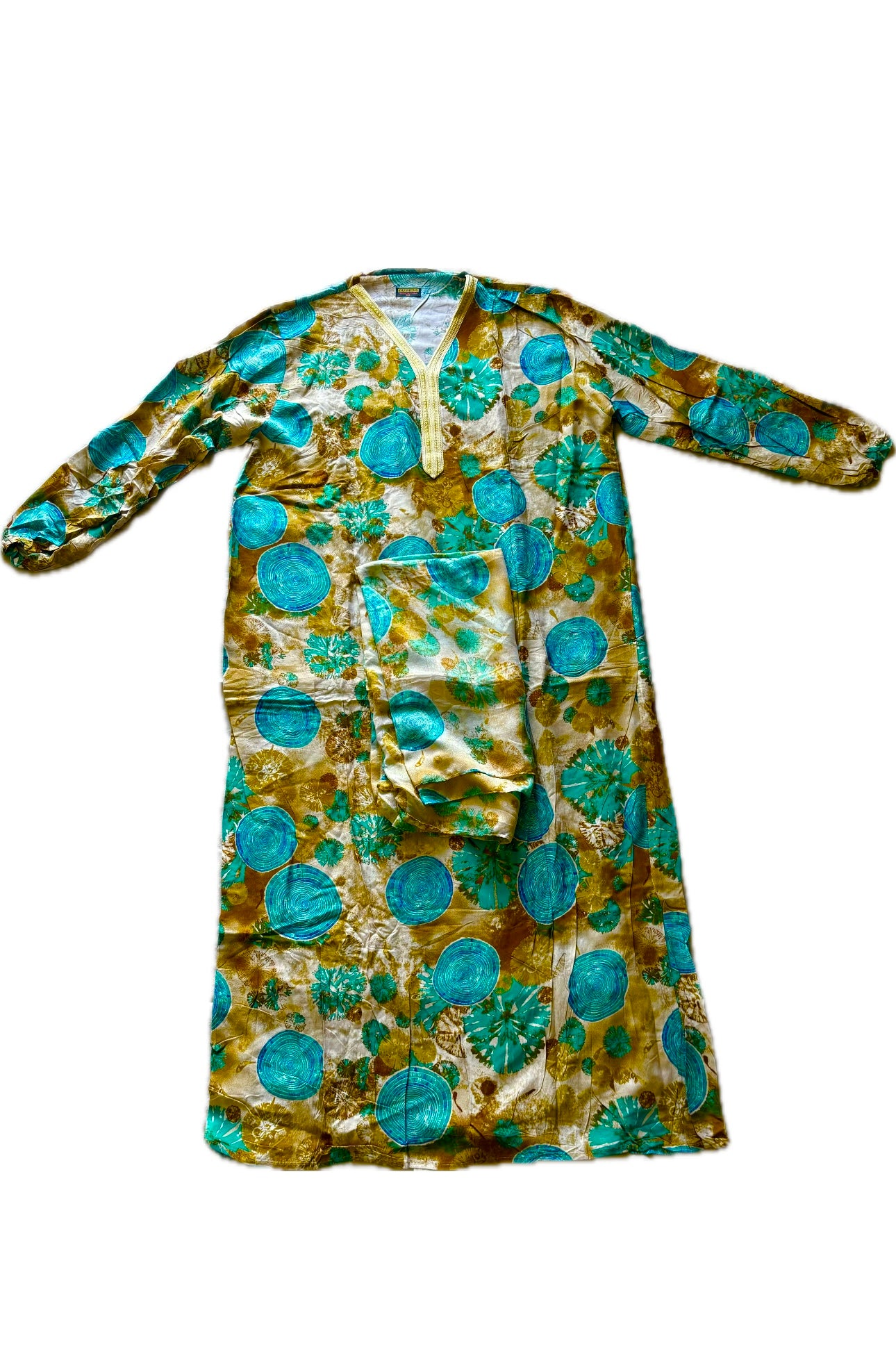 عبايه ملونه مع طرحه